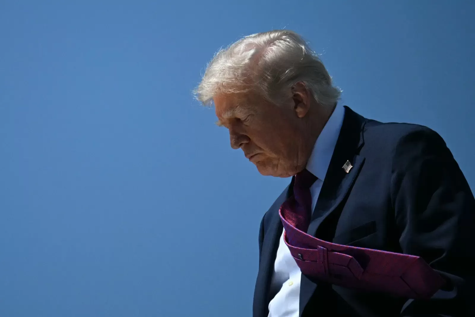 Trump Estende Cessar-Fogo com Irã e Mantém Bloqueio no Estreito de Ormuz