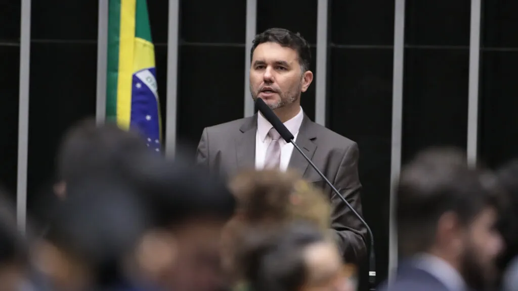 União Brasil tem pressão para romper aliança no Ceará