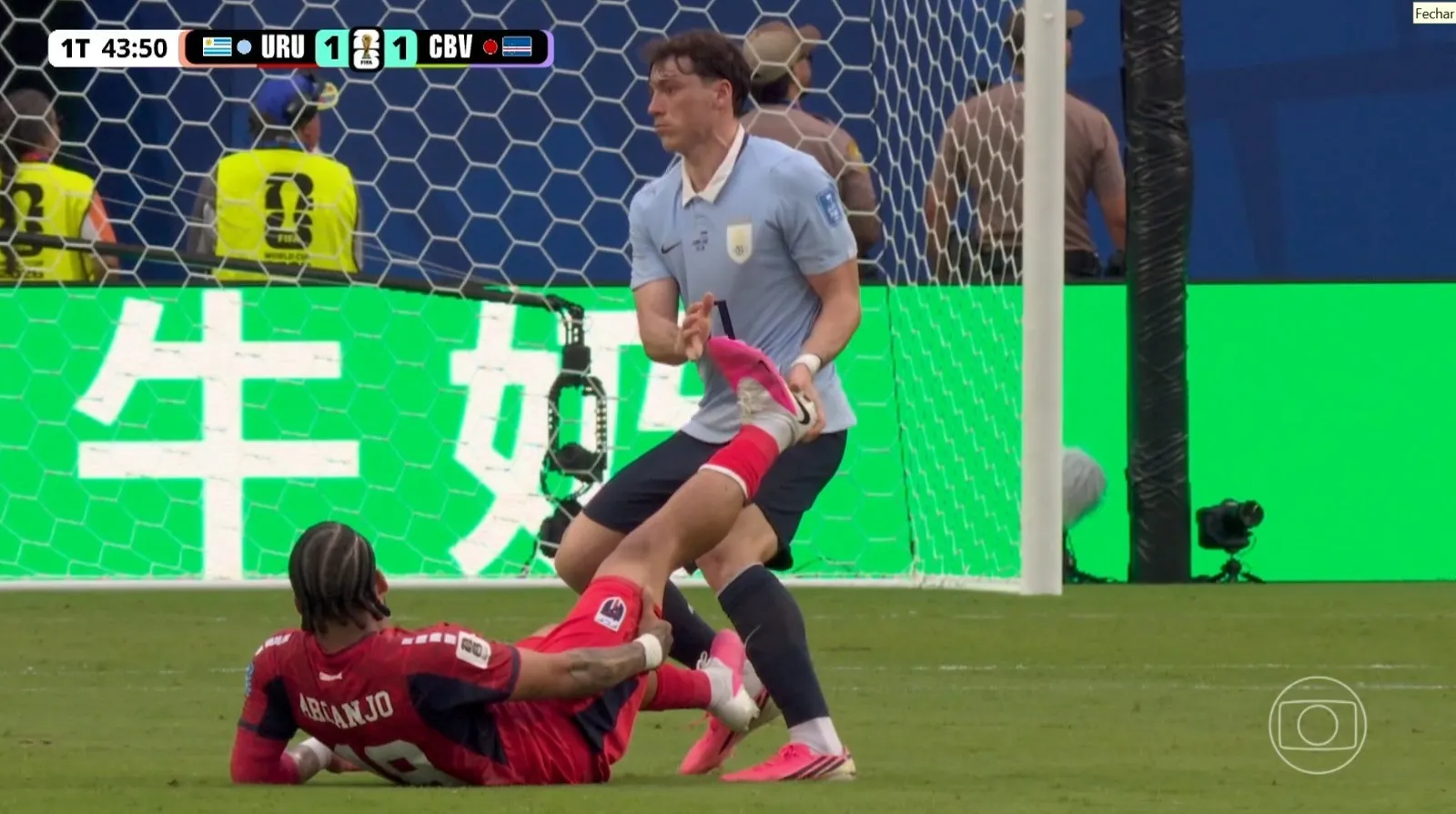 Uruguai Marca Gol Polêmico Após Abandono de Atendimento na Copa
