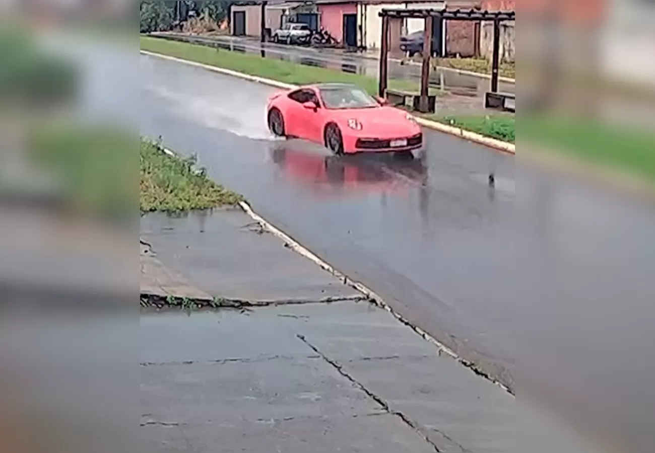 Vídeo chocante: Porsche de luxo colide em poste após perder controle em Araguaína