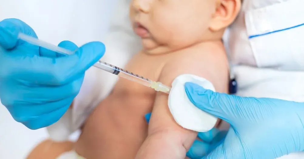 Vacinas da Mãe e do Bebê: Defesa Crucial Contra Infecções Respiratórias nos Primeiros Meses