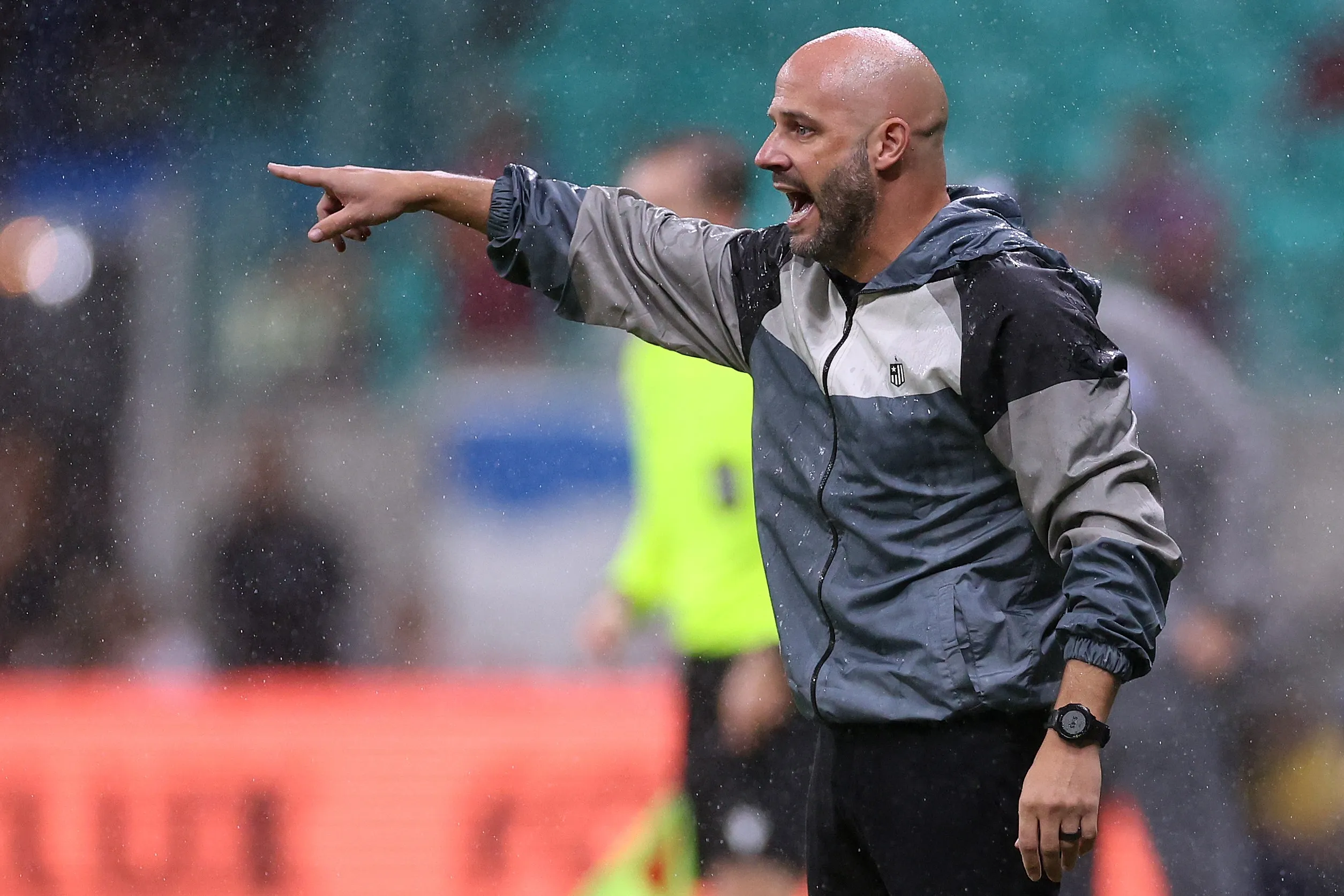 Vasco negocia a contratação do técnico Franclim Carvalho