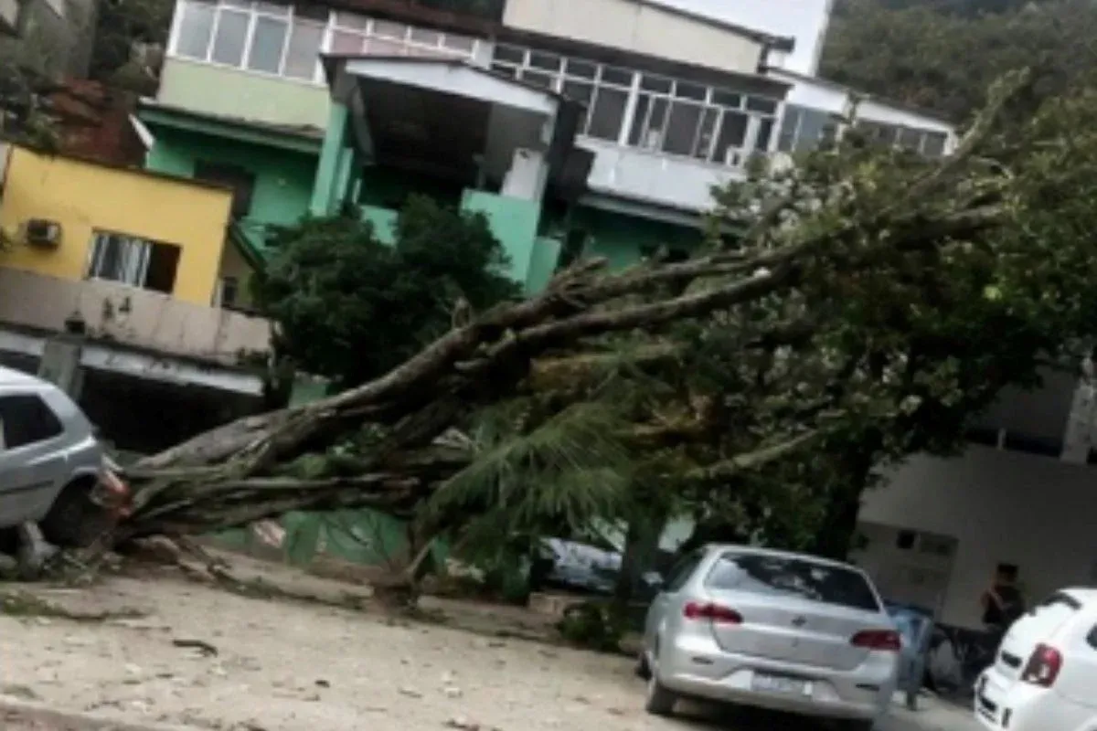Ventania causa pânico e paralisa o Rio de Janeiro