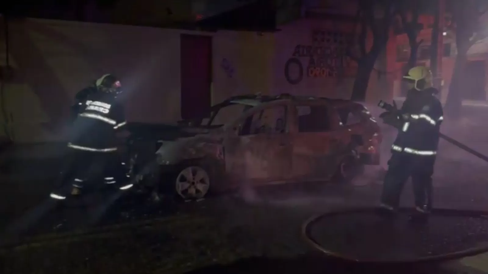 Viatura da Polícia Militar pega fogo em Fortaleza durante abordagem