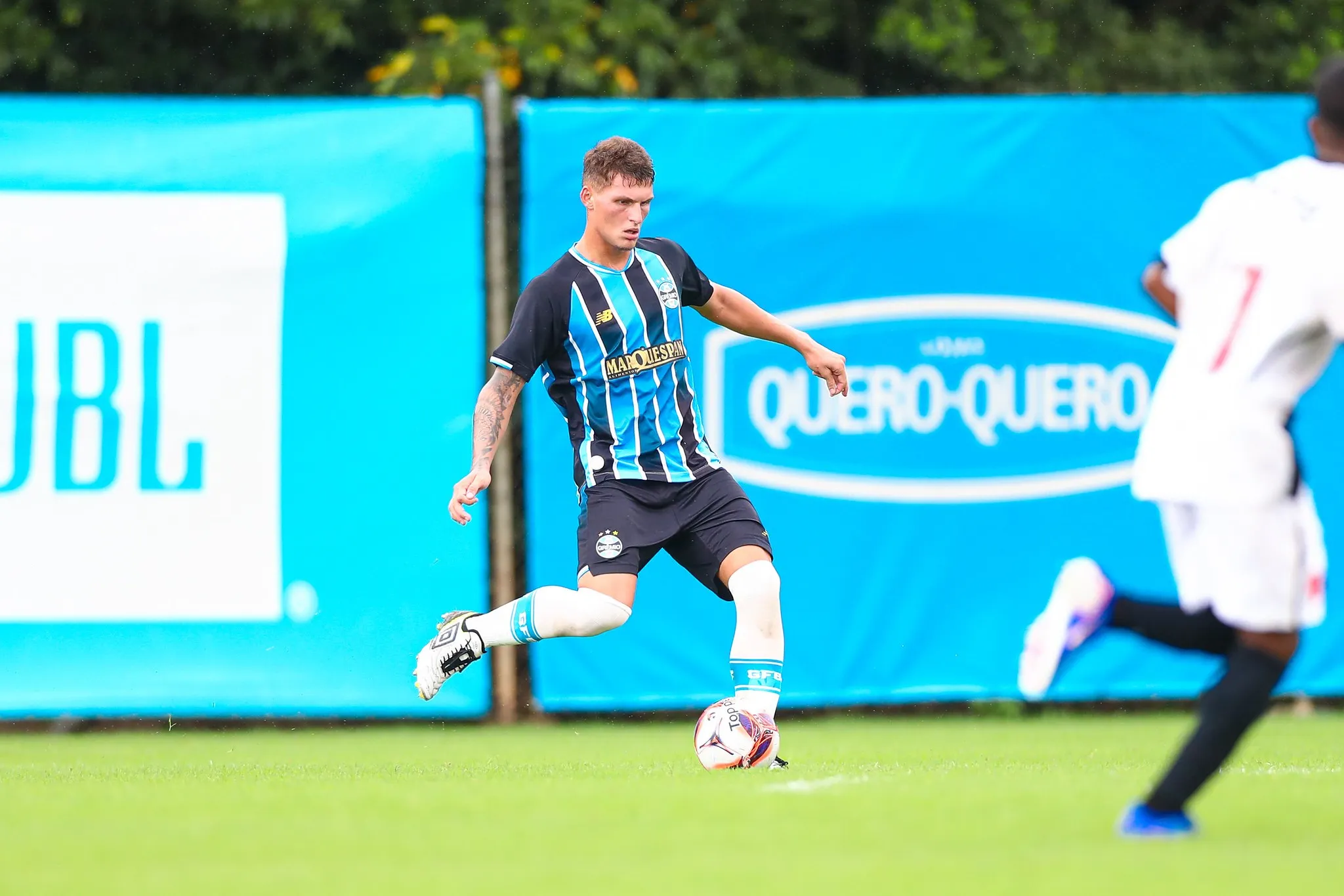 Zagueiro da base do Grêmio sofre acidente e carro pega fogo