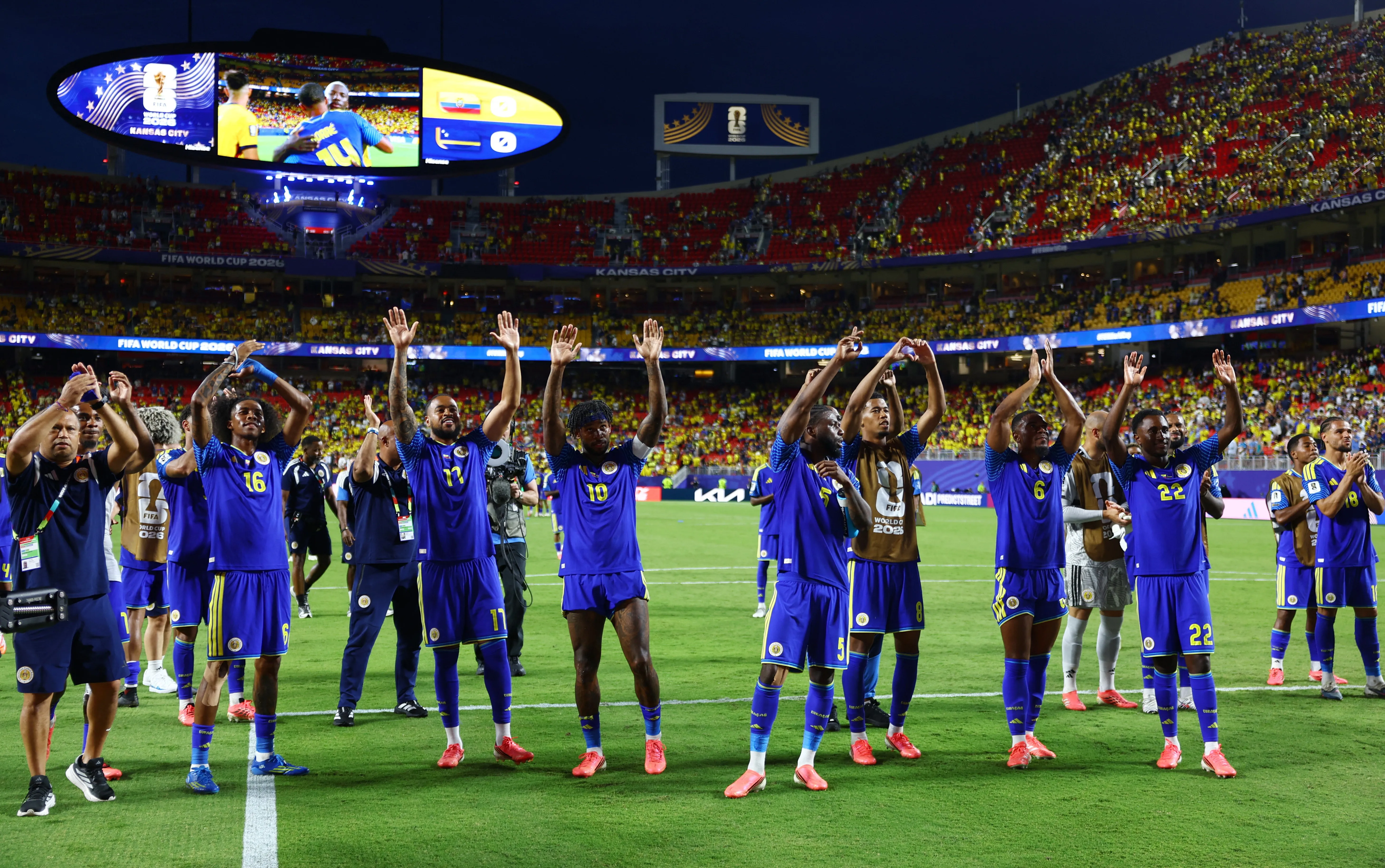 Zagueiro de Curaçao sofre impacto no rosto em Copa